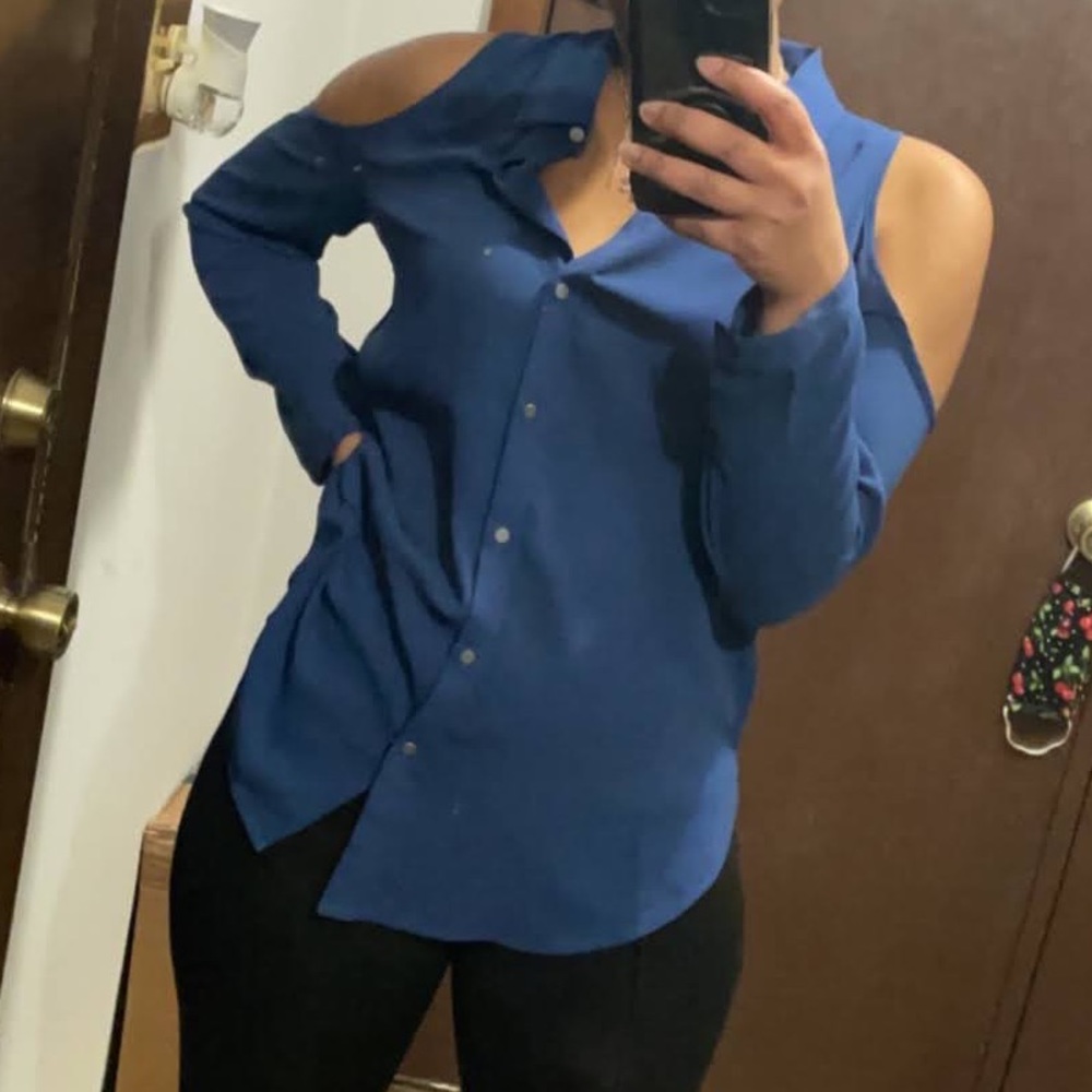 Blue cold-shoulder, long-sleeved 14th & Union button down blouse